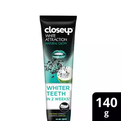 closeup-toothpaste-white-attraction-natural-glow